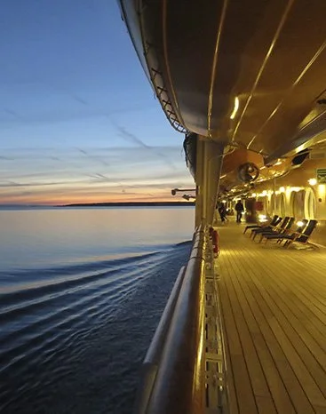 Land Based Vs Liveaboard Vacations Land Based Vs Liveaboard Vacations