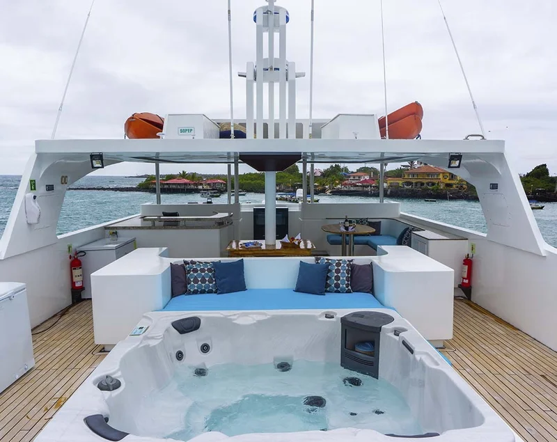 Jacuzzi | Grand Majestic Yacht