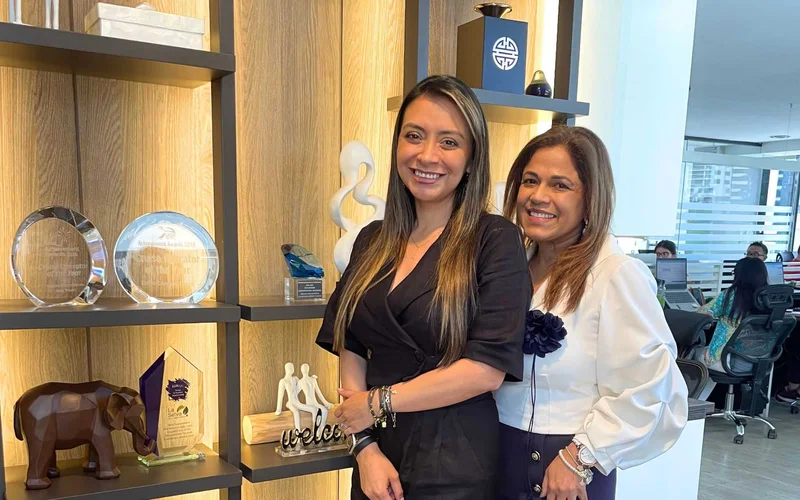 Golden Galapagos: The Story behind Lucia and Ivonne´s Dream Come True Golden Galapagos: The Story behind Lucia and Ivonne´s Dream Come True