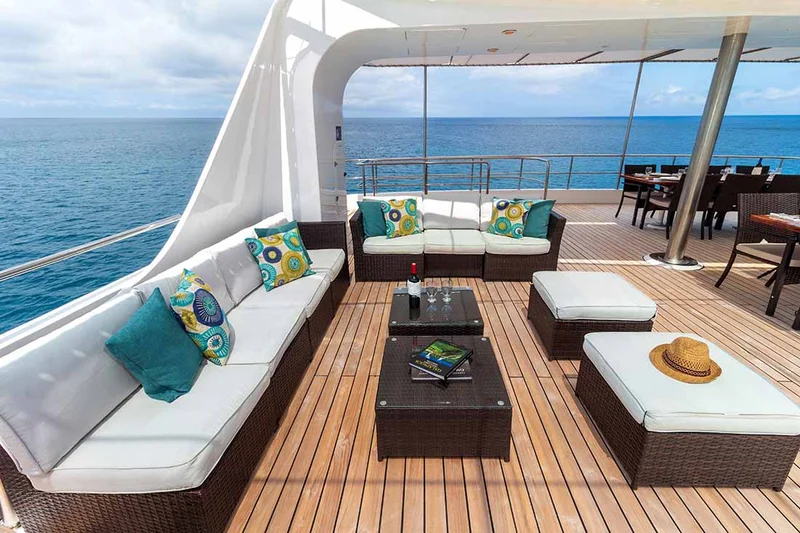 Reina Silvia Voyager | Sundeck